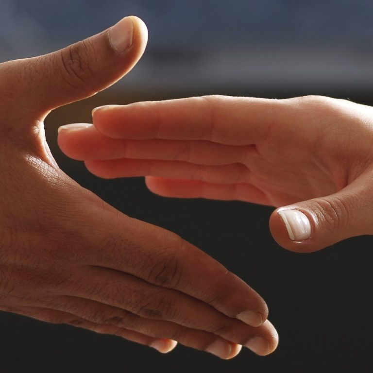 Hände, die sich zum Handshake ausstrecken